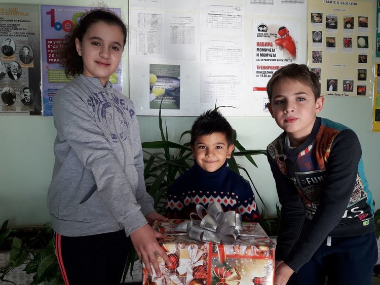 Алековци се включиха в Благотворителния базар в Областна администрация -Хасково