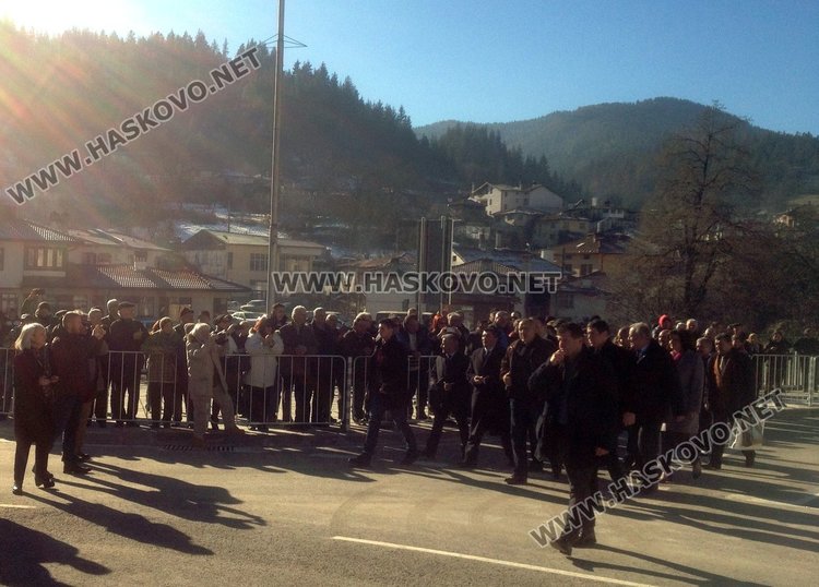 Бойко Борисов откри обходния път в Смолян, призова: "Съветвам ви всички да се молите само за мир! Омръзна ми да пиша съболезнователни телеграми" 