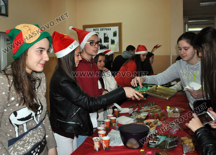 Езиковата гимназия помага на Ники с хапки за Коледа