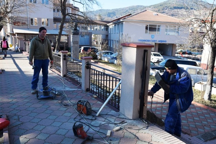 Подновяват предпазните парапети около общинските сгради в Ардино