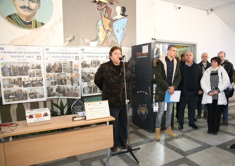 Ученици и учители от „Капитан Петко войвода“ отбелязаха патронния празник на училището