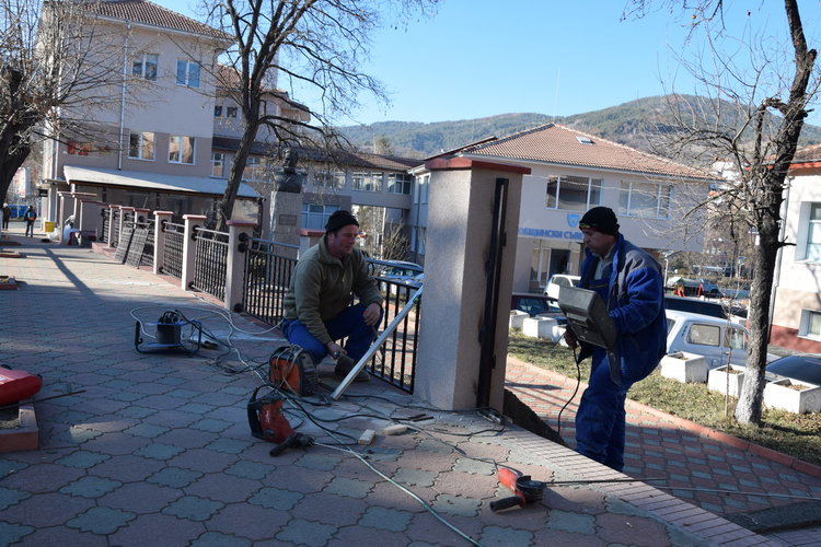 Подновяват предпазните парапети около общинските сгради в Ардино