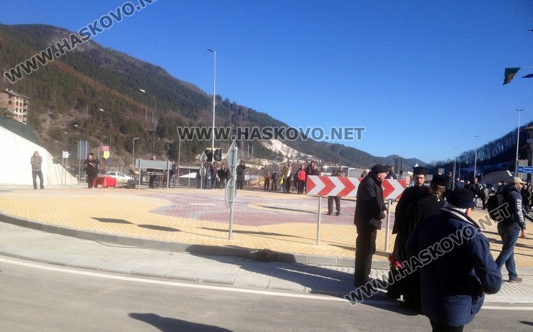 Бойко Борисов откри обходния път в Смолян, призова: "Съветвам ви всички да се молите само за мир! Омръзна ми да пиша съболезнователни телеграми" 