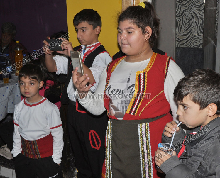 Добри гости полазници от Стамболийски посрещна фолклорната група от Узунджово на Игнажден