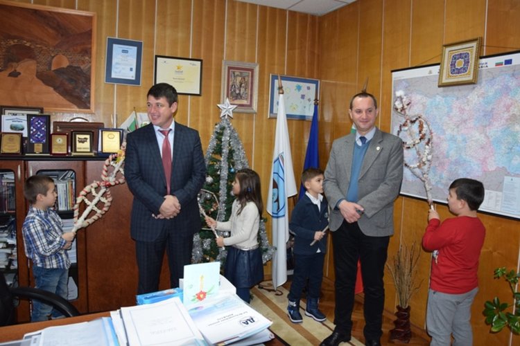 Деца сурвакаха Ресми Мурад за здраве и берекет