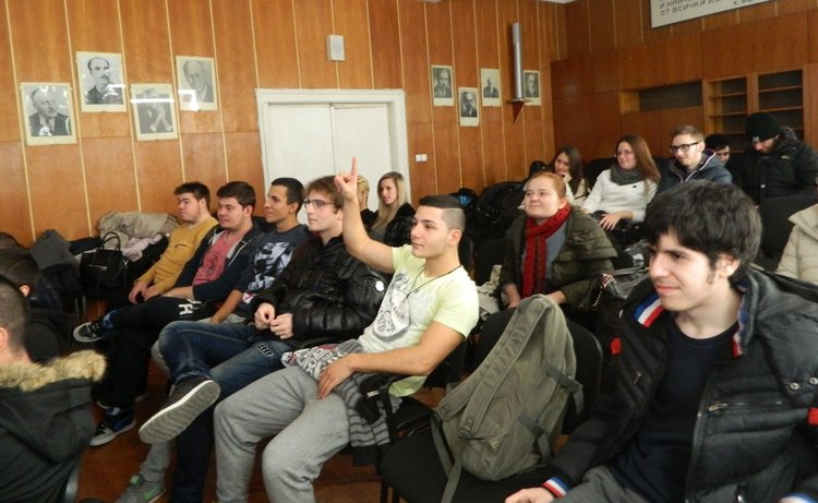 Коледно състезание по български език организираха в ЕГ