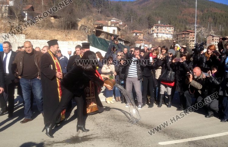 Бойко Борисов откри обходния път в Смолян, призова: "Съветвам ви всички да се молите само за мир! Омръзна ми да пиша съболезнователни телеграми" 