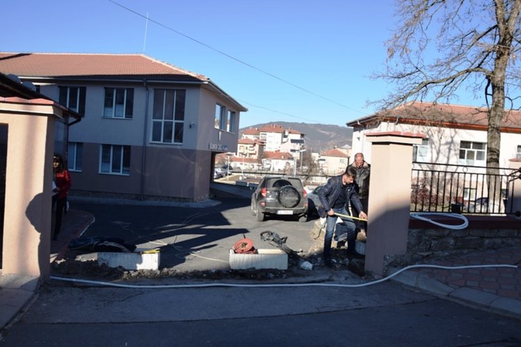 Подновяват предпазните парапети около общинските сгради в Ардино