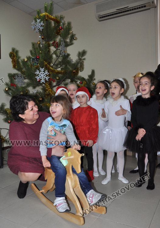 200 сърца затуптяха в едно за 7-годишната Ели на Коледния базар при областния управител