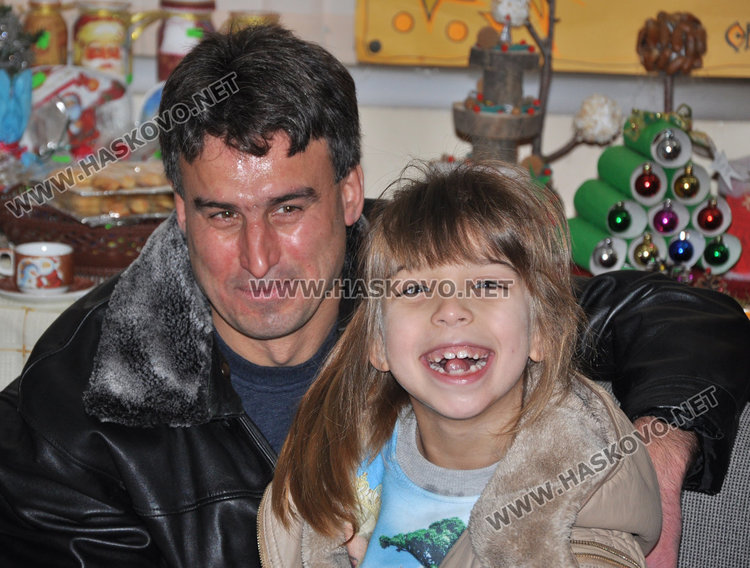 200 сърца затуптяха в едно за 7-годишната Ели на Коледния базар при областния управител