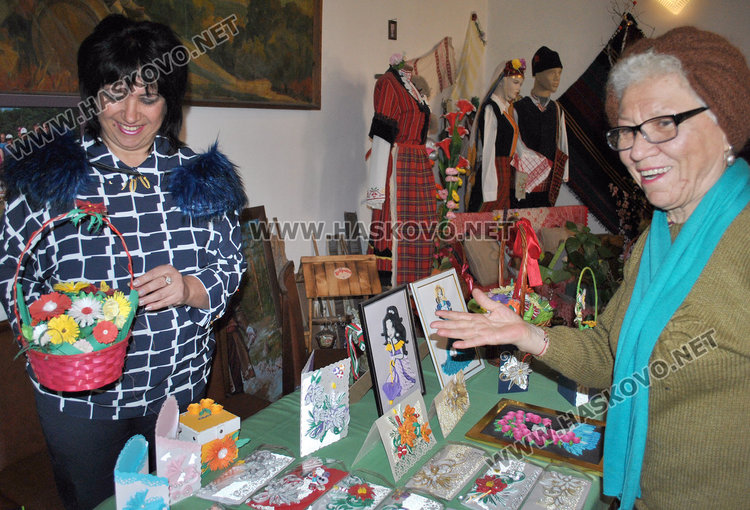 Станка Райжекова (вляво)