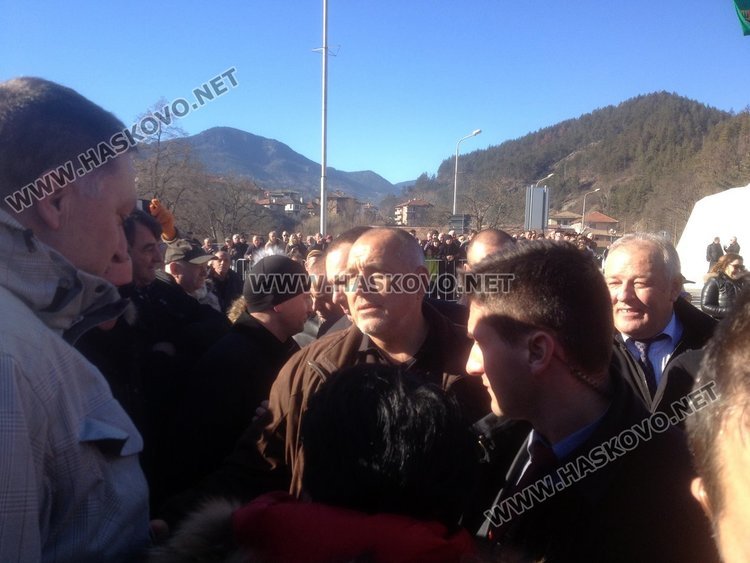 Бойко Борисов откри обходния път в Смолян, призова: "Съветвам ви всички да се молите само за мир! Омръзна ми да пиша съболезнователни телеграми" 