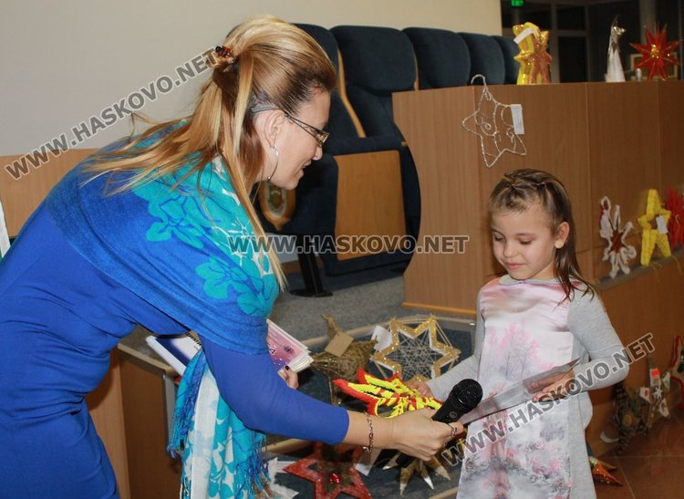 Наградиха победителите в конкурса за изработка на Коледна звезда