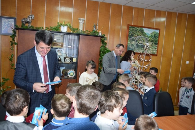 Деца сурвакаха Ресми Мурад за здраве и берекет