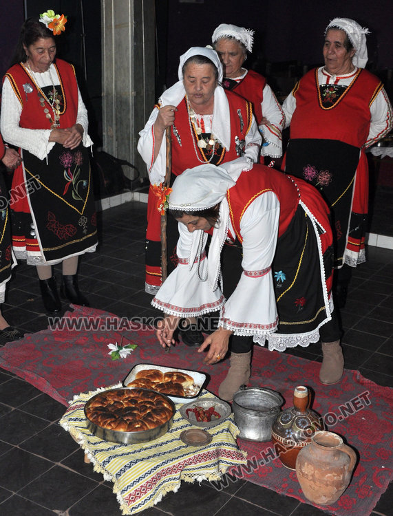 Добри гости полазници от Стамболийски посрещна фолклорната група от Узунджово на Игнажден