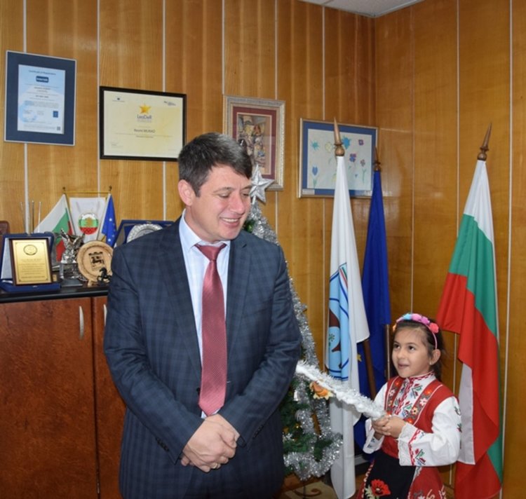 Деца сурвакаха Ресми Мурад за здраве и берекет