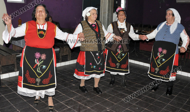 Добри гости полазници от Стамболийски посрещна фолклорната група от Узунджово на Игнажден