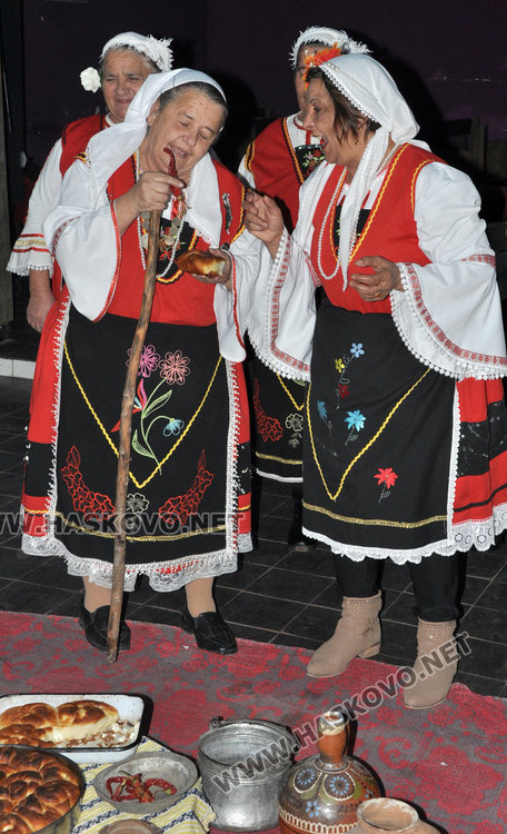 Добри гости полазници от Стамболийски посрещна фолклорната група от Узунджово на Игнажден