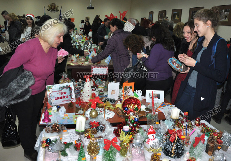 200 сърца затуптяха в едно за 7-годишната Ели на Коледния базар при областния управител