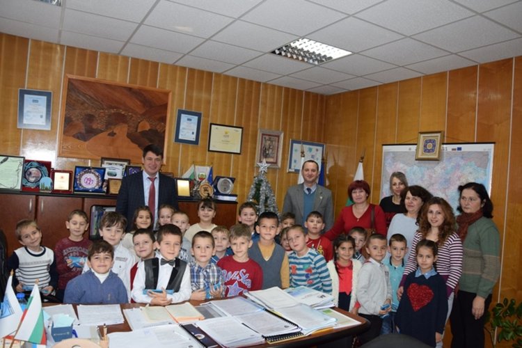 Деца сурвакаха Ресми Мурад за здраве и берекет