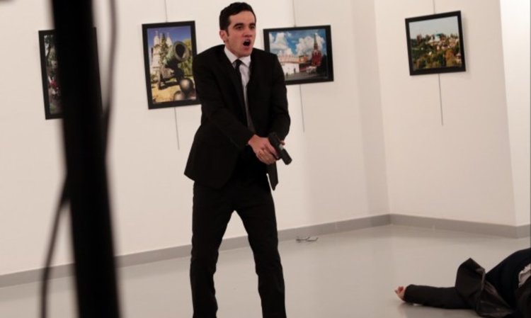 Убиецът стоял точно зад Карлов, точно като телохранител