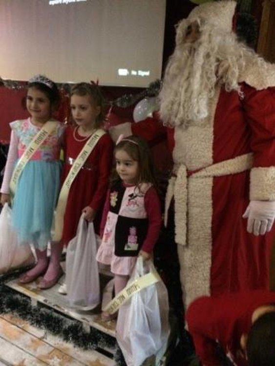 Жени социалистки дариха радост и забавление с детски конкурс „Мини мис Снежанка и мини мистър Коледа”