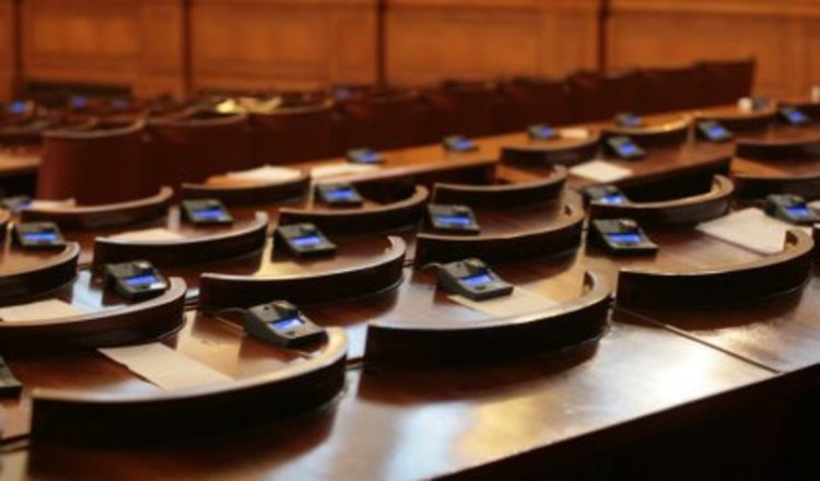 Парламентът окончателно ще гласува почивните дни за догодина