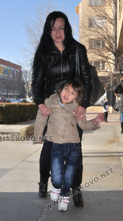 Ели отказа да бъде носена и с помощта на мама влезе в Областна администрация