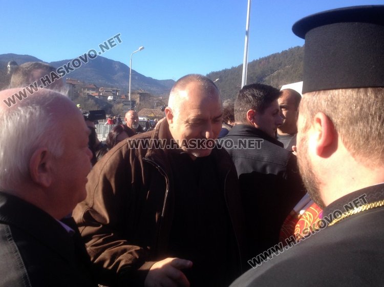 Бойко Борисов откри обходния път в Смолян, призова: "Съветвам ви всички да се молите само за мир! Омръзна ми да пиша съболезнователни телеграми" 