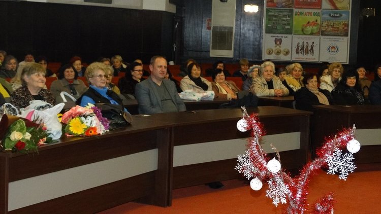 С песни и стихове пенсионери се върнаха в младостта