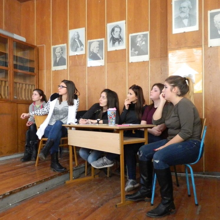 Участниците отговаряха на въпроси, свързани с познаването и прилагането на нормите на българския книжовен  език.