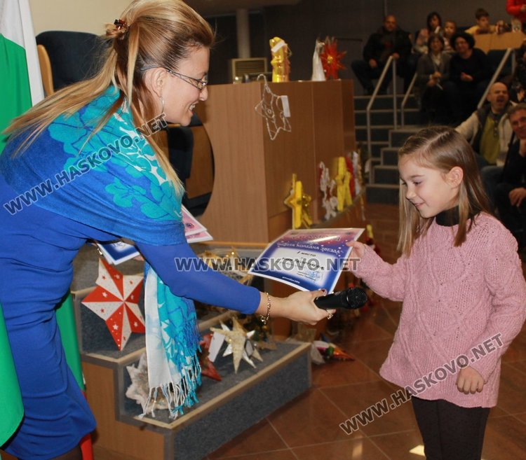 Наградиха победителите в конкурса за изработка на Коледна звезда