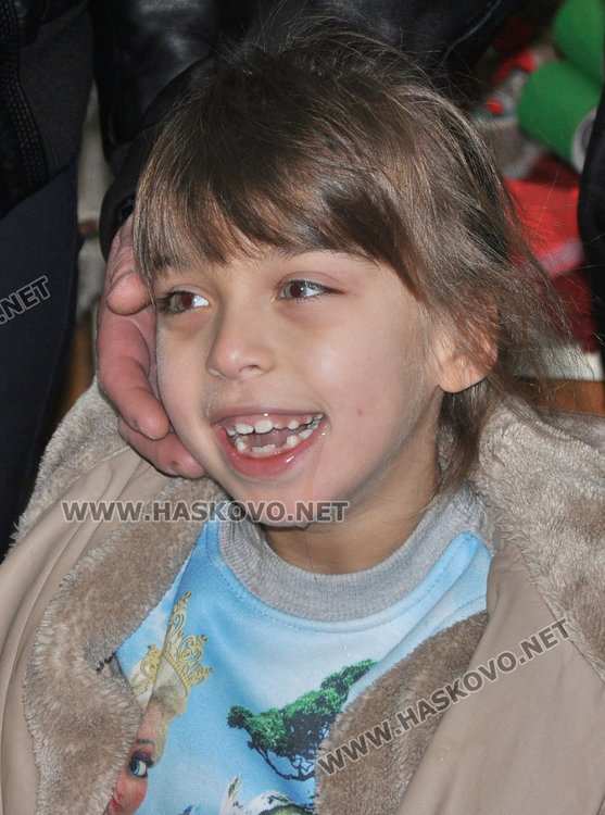 200 сърца затуптяха в едно за 7-годишната Ели на Коледния базар при областния управител