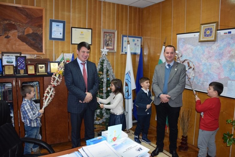 Деца сурвакаха Ресми Мурад за здраве и берекет