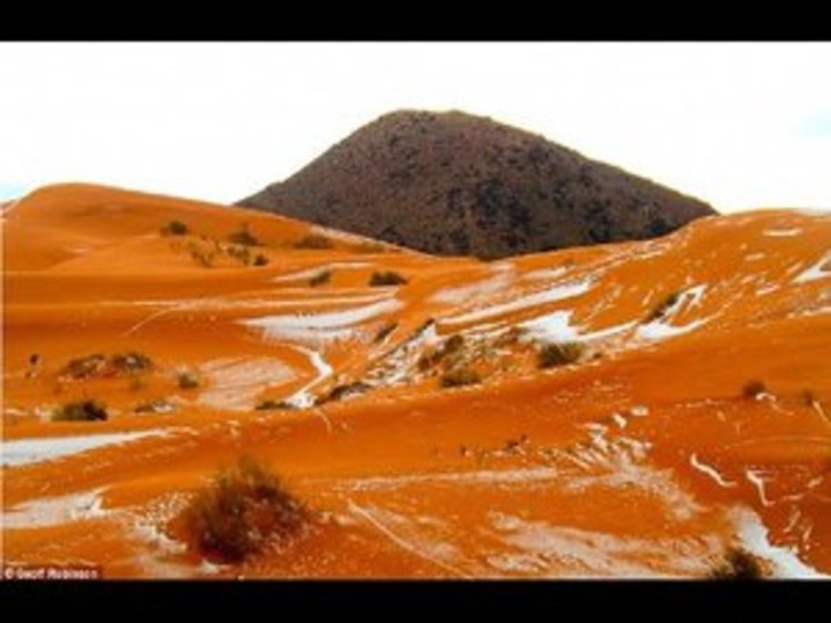 В Сахара заваля сняг за първи път от 37 години (видео)