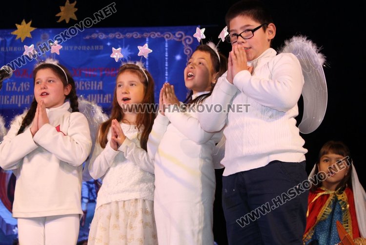 Славейковци представиха Рождество Христово в Коледен спектакъл