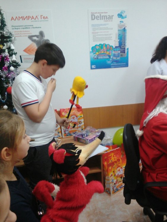 Дядо Коледа изненада най-малките пациенти в смолянската болница