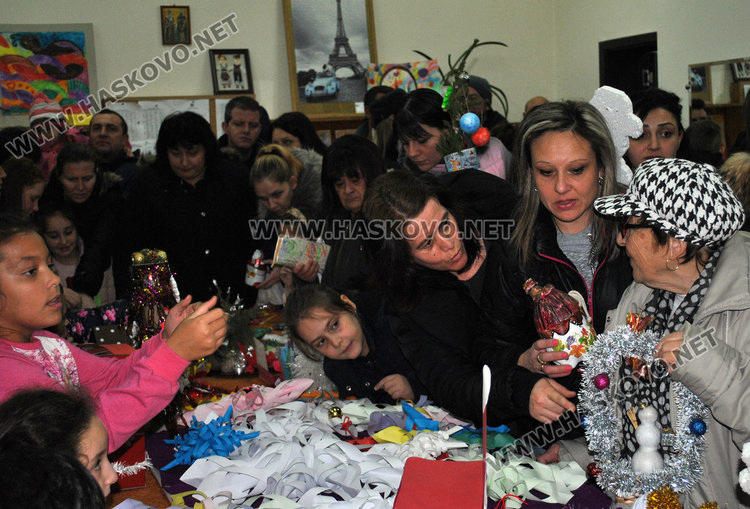 Родители изкупиха благотворителен коледен базар за минути