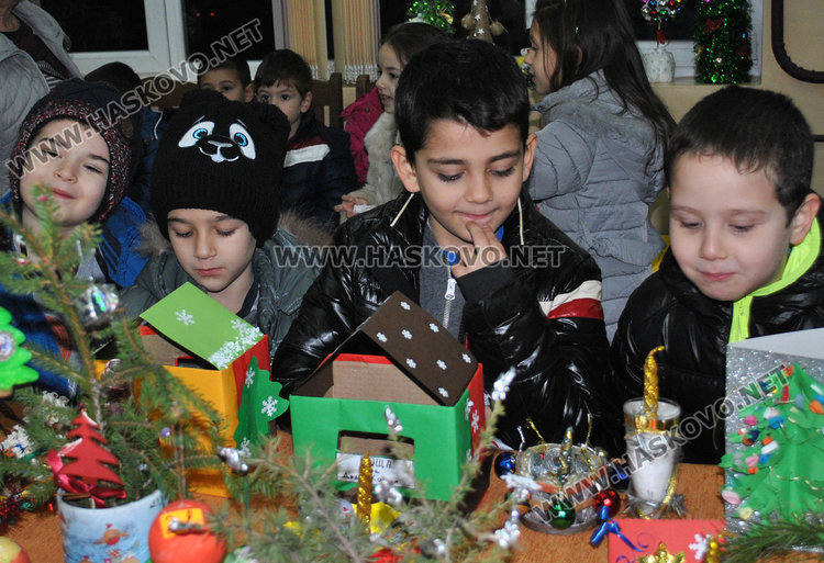 Родители изкупиха благотворителен коледен базар за минути