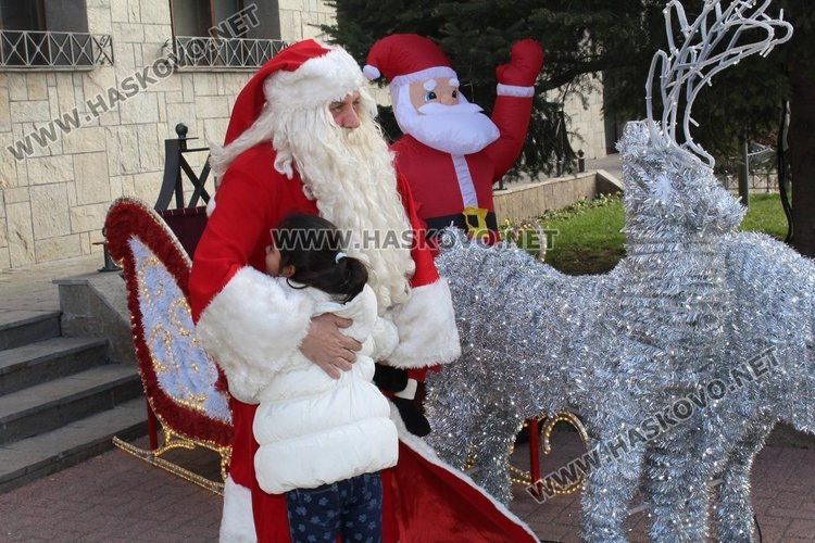 Деца в приемни семейства получиха подаръци в акцията „Сбъдни пожелание“