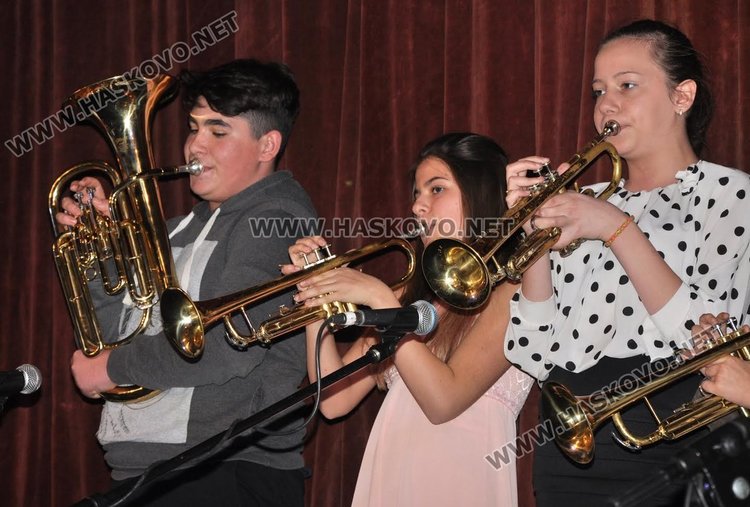 Славейковци представиха Рождество Христово в Коледен спектакъл