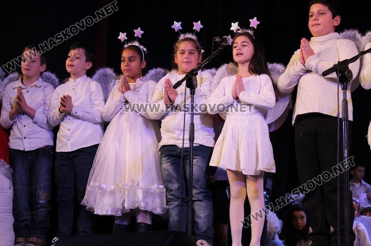 Славейковци представиха Рождество Христово в Коледен спектакъл