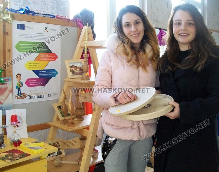 Гимназисти изпращат дървено конче на 7-годишната Ели за Коледа