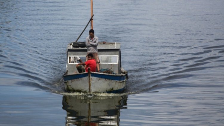 Катери и хеликоптер търсят изчезналите в Черно море рибари