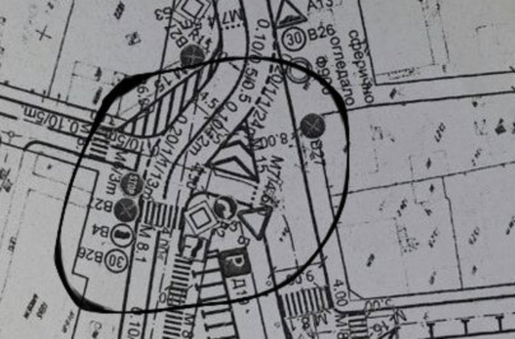 Липсата на хоризонтална маркировка създава абсурди с вертикалната в центъра на Първомай