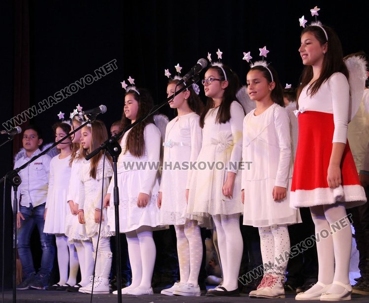 Славейковци представиха Рождество Христово в Коледен спектакъл