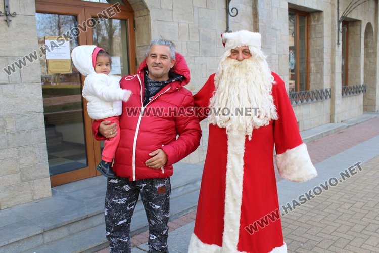 Деца в приемни семейства получиха подаръци в акцията „Сбъдни пожелание“