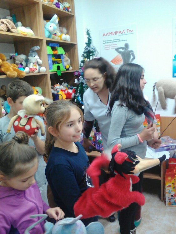 Дядо Коледа изненада най-малките пациенти в смолянската болница