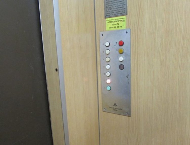Спешният телефон в асансьорите – мярка за безопасност или пари на вятъра