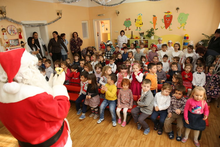 Коледен празник в детска градина „Вяра, Надежда и Любов“